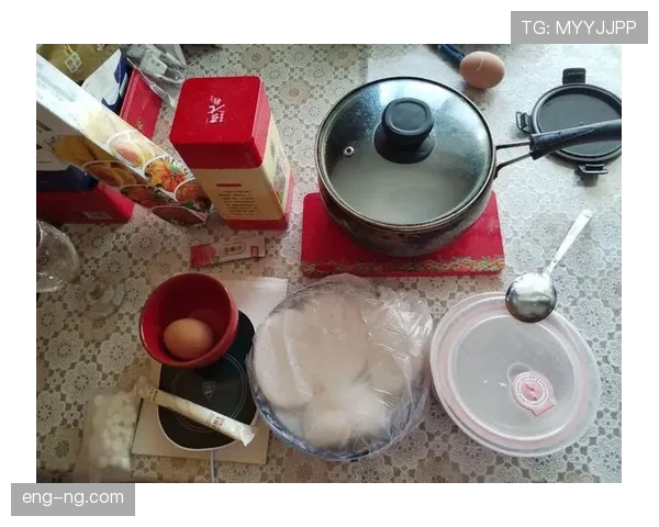 杨昊家的冰箱里只放蛋白粉和冰水，连瓶可乐都找不到