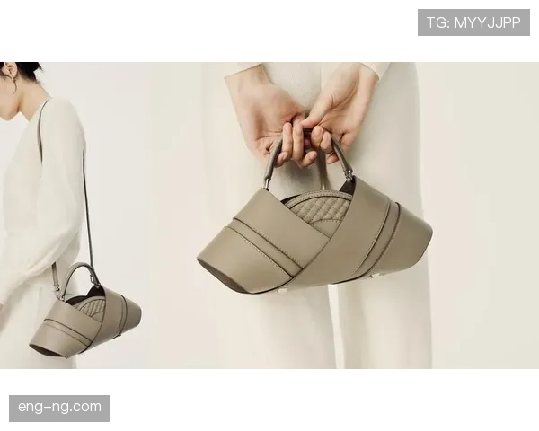 李冰洁又在机场被拍，手上那几个奢侈品简直能开个专卖店吧？