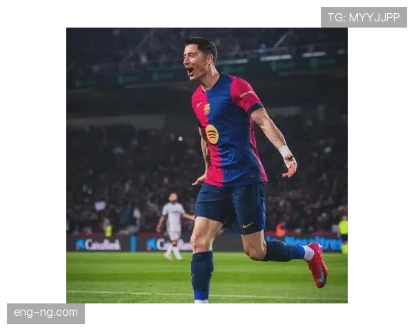 莱万今儿穿西装像去参加派对，结果上场像打了鸡血一样，真不是一般人玩的套路