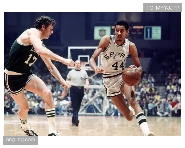 乔治·格文无球跑动拉开空间，改变对手防守布局